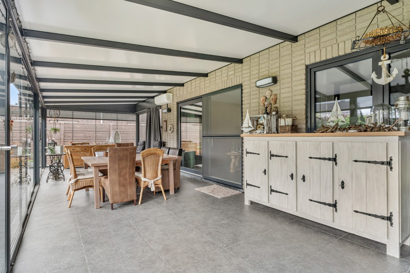 Zeer goed onderhouden en praktisch ingedeelde gezinswoning met 4 slaapkamers en prachtige tuin. 