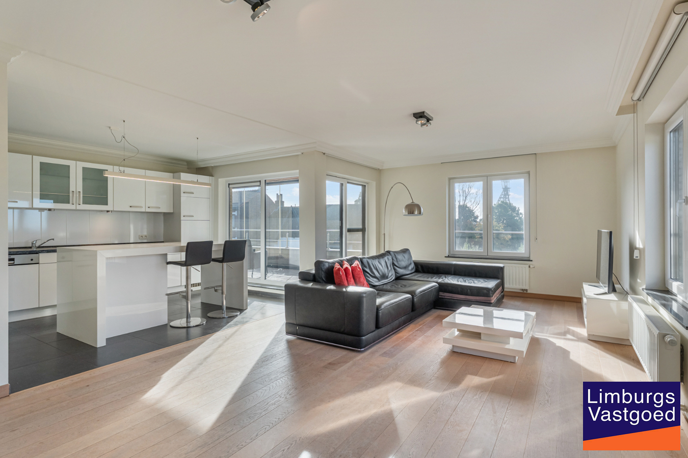 Exclusief penthouse met ruim terras, 2 slpk, extra brede autostaanplaats, centrum Houthalen 