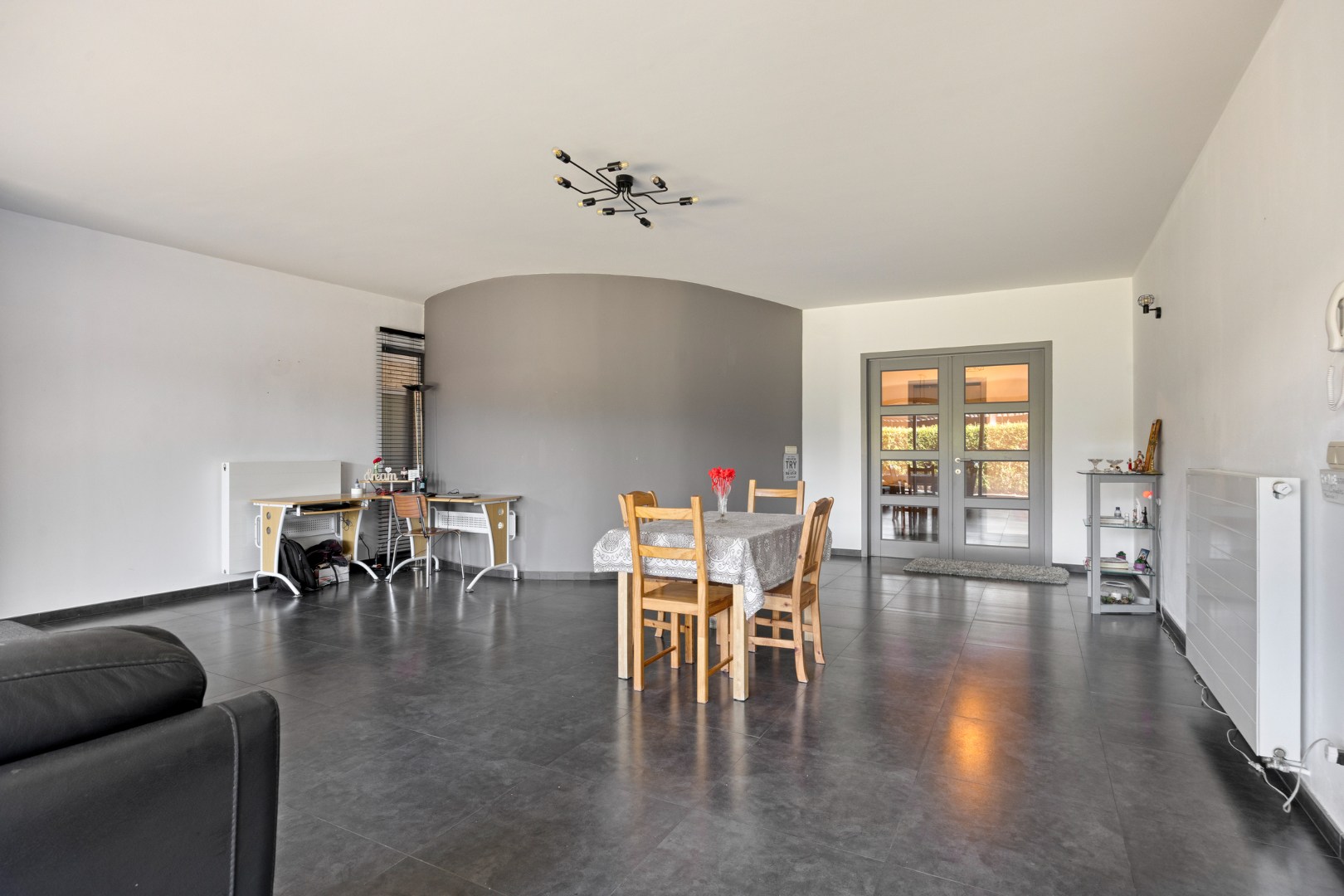 Luxueus gelijkvloers appartement met 2 slpk. in het centrum van Geel 