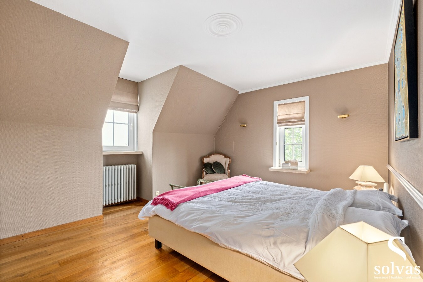 Instapklare, hoogwaardig afgewerkte woning op 1.214 m² met 4 slaapkamers en dubbele garage 
