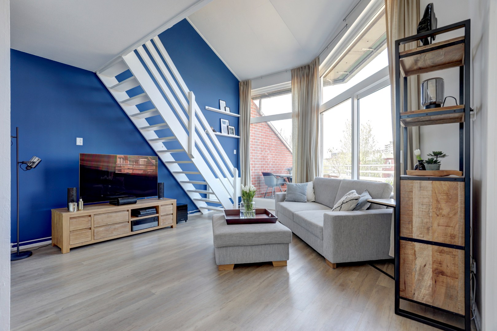Instapklaar 3-kamer appartement op de 4e en 5e verdieping met ruim zonnig terras, eigen parkeerplaats in de parkeergarage, berging in de onderbouw en gelegen op eigen grond. 