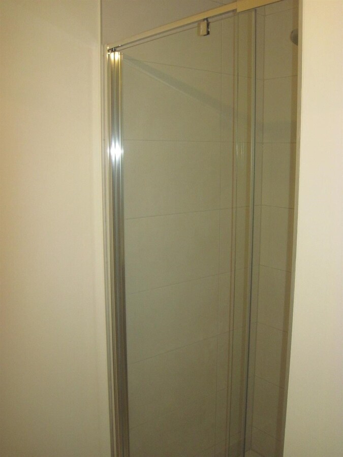 Eigentijds duplex-appartement. Geen vaste kosten !! 