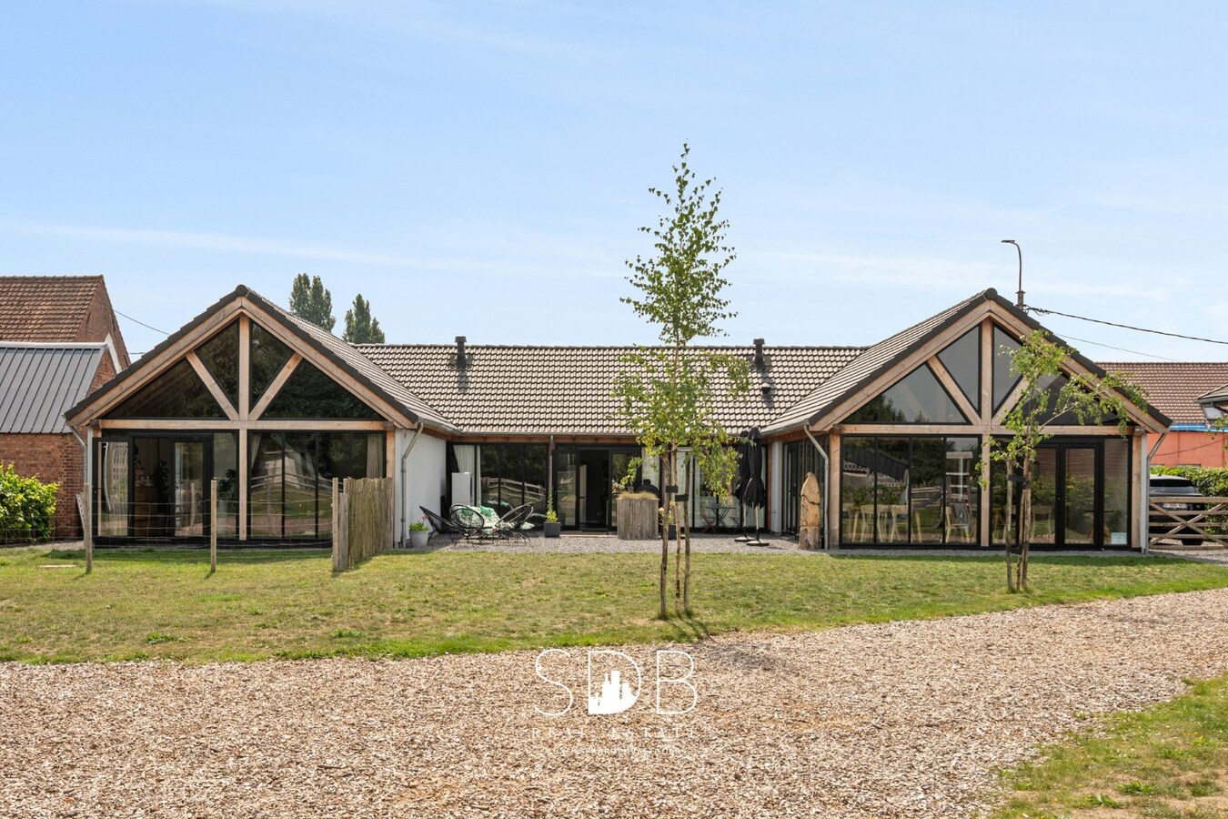 Charmante woning met aparte kantoorruimte op 14.569 m² 