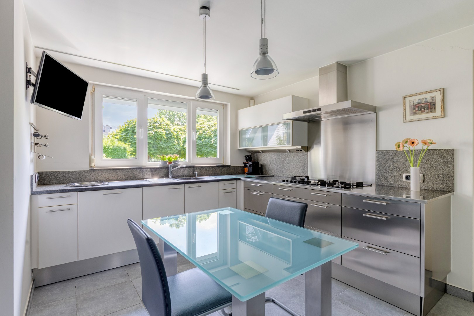 Statige woning met prachtige tuin op een unieke ligging in Geel-centrum 
