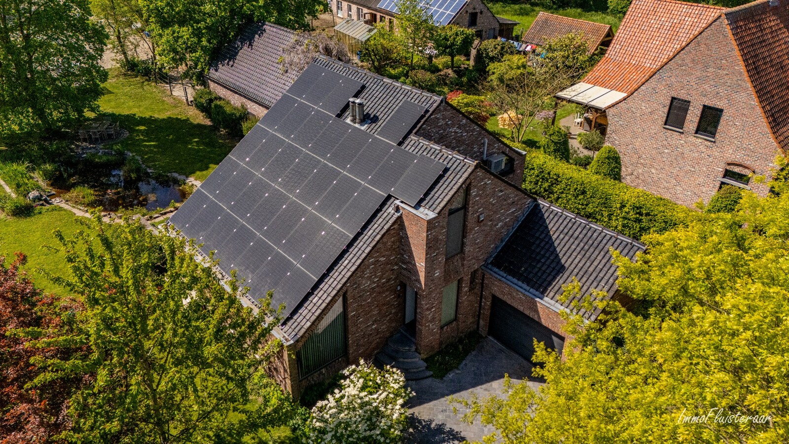 Charmante villa avec bâtiment d'écurie et prairie sur environ 6 700 m² à Hamme. 