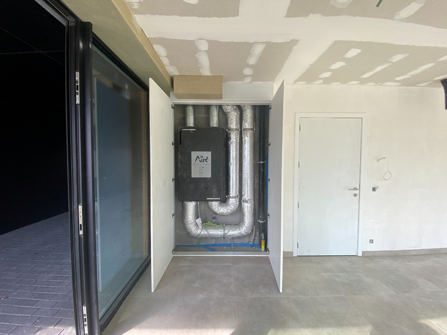 Zeer goed centraal gelegen handelsruimte te Desselgem! 