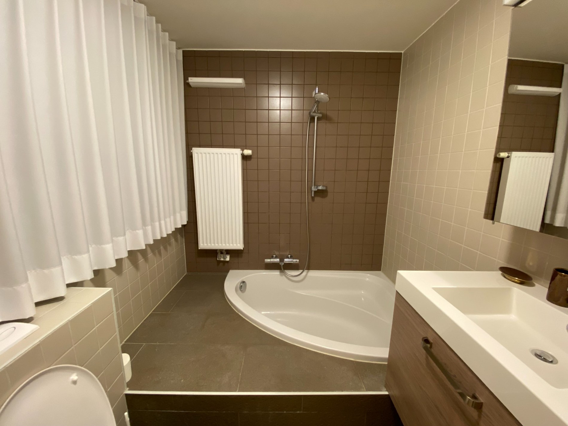 Appartement en duplex avec 3 chambres à coucher complètes et deux grandes terrasses ensoleillées offrant une vue dégagée, situé du côté ensoleillé de l'avenue Lippens. 