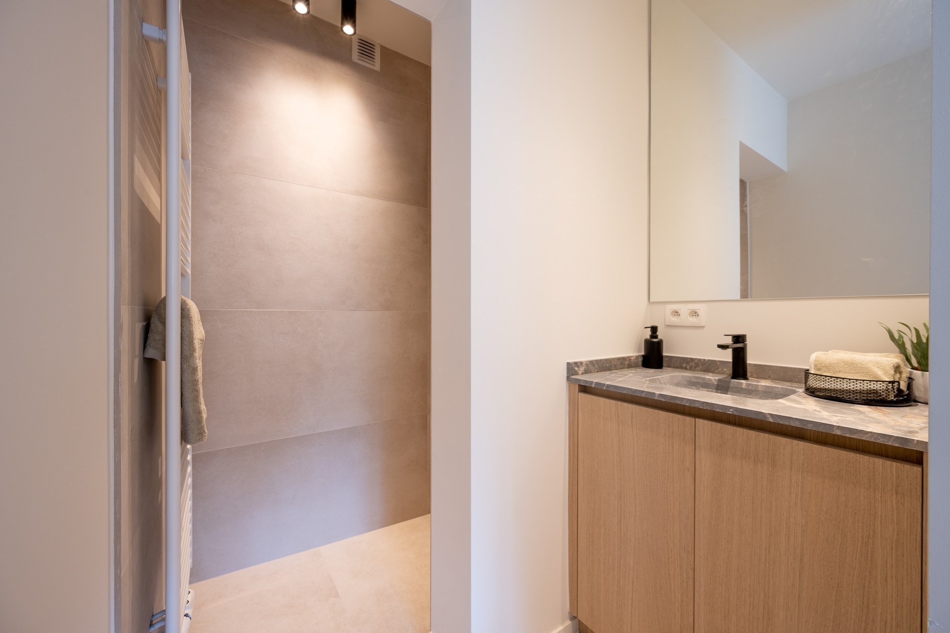Magnifique appartement rénové de 3 chambres à coucher près de l'avenue Lippens à Knokke. Disposition : 