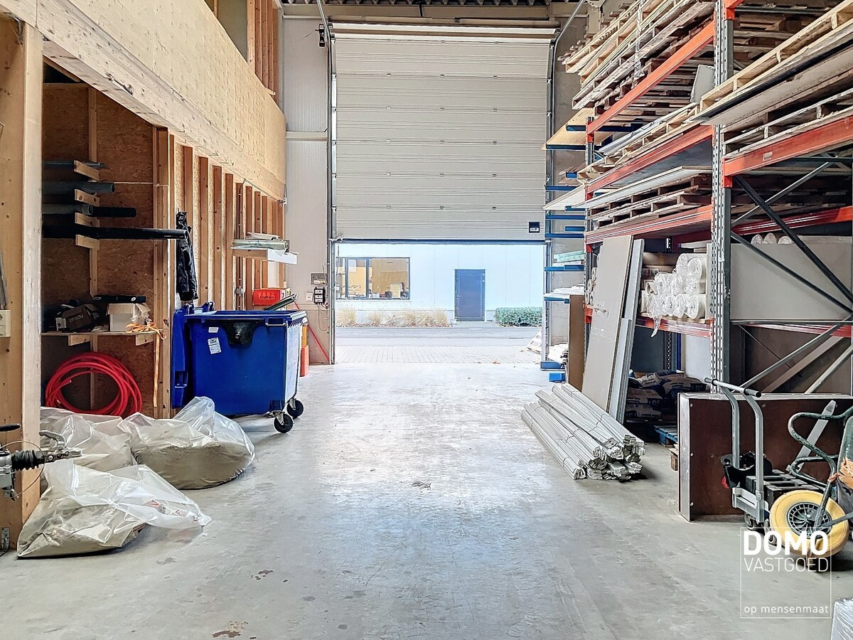 CENTRAAL GELEGEN LOODS TE BERBROEK MET OPSLAG- EN KANTOORRUIMTE 