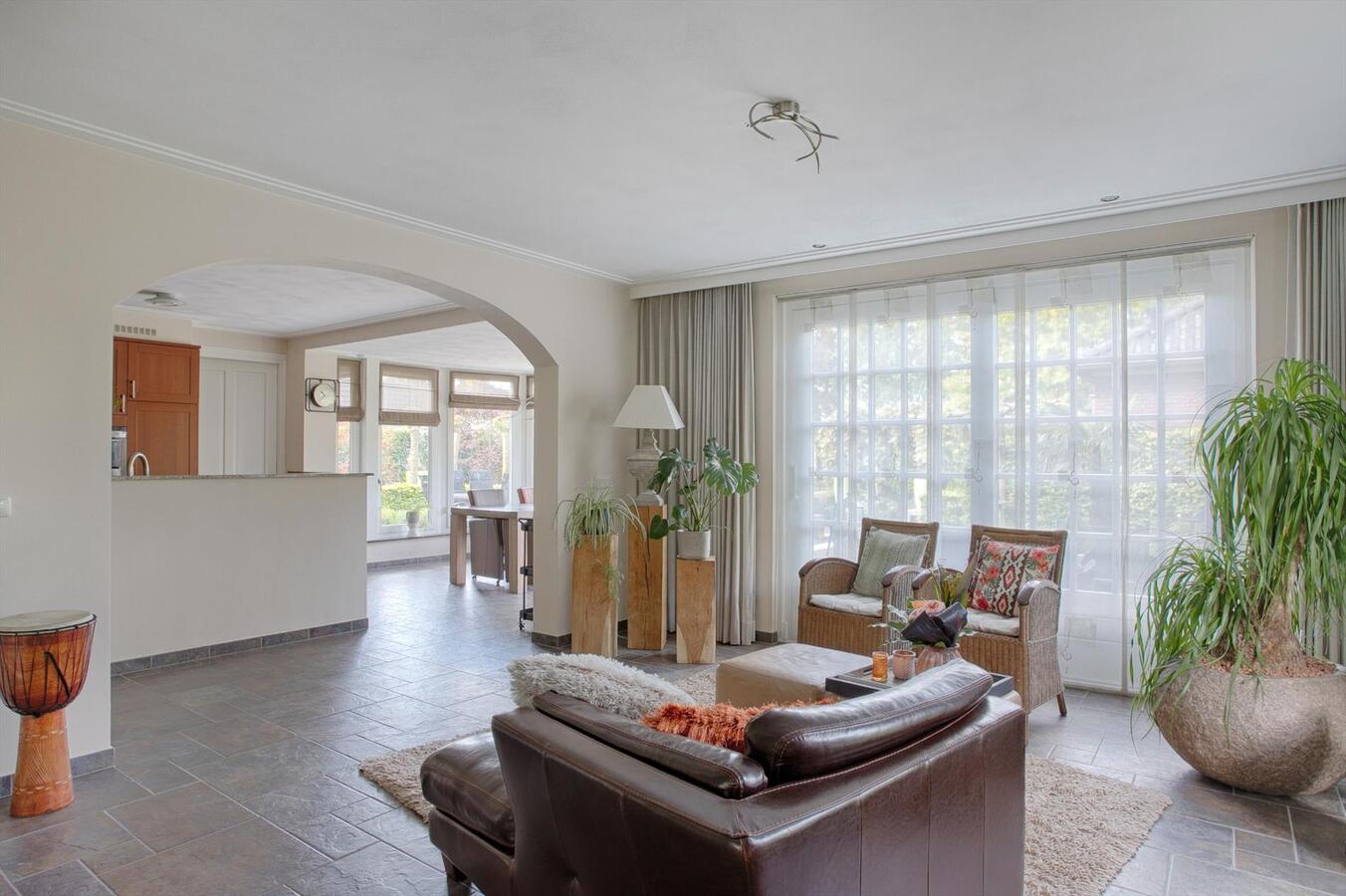 Luxe afgewerkt landhuis met gastenverblijf op een mooie locatie nabij het centrum van Hulsel gelegen op een perceel van 1264 M². 