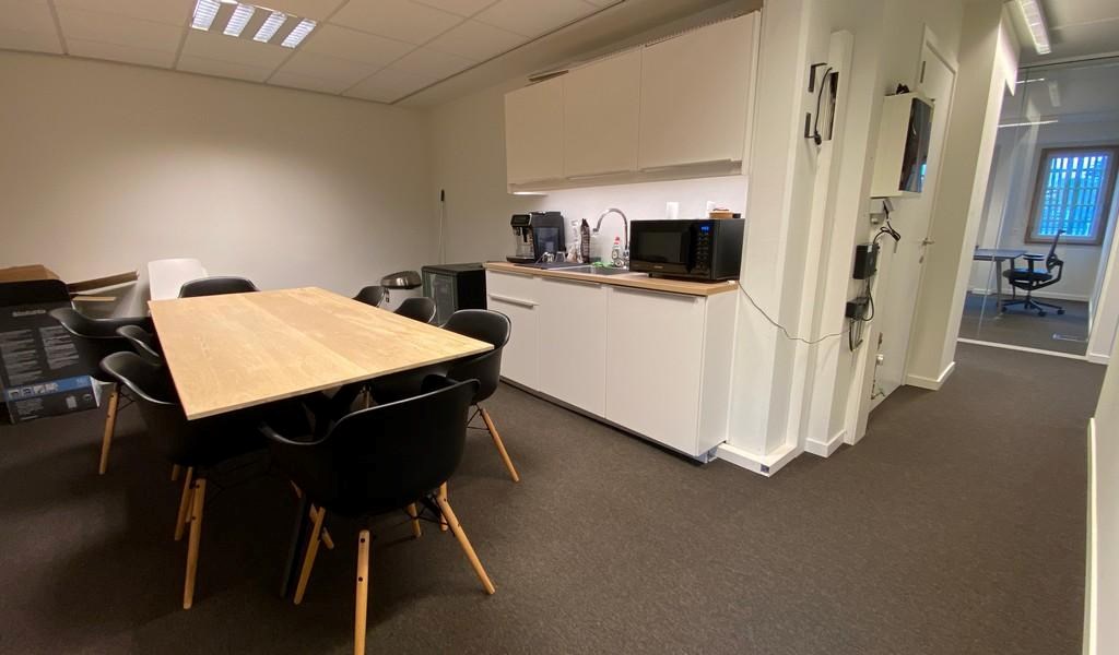 Ingedeelde kantoorruimte te huur aan oprit E40 in Sint-Denijs-Westrem