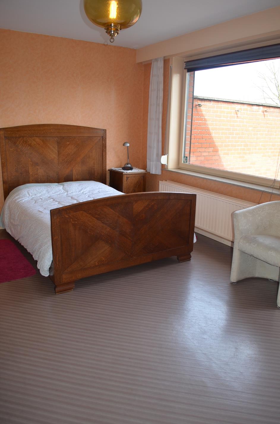 Ruime stijlvolle bel-etage met praktijkruimte, 5 slaapkamers en tuin te centrum Eeklo 