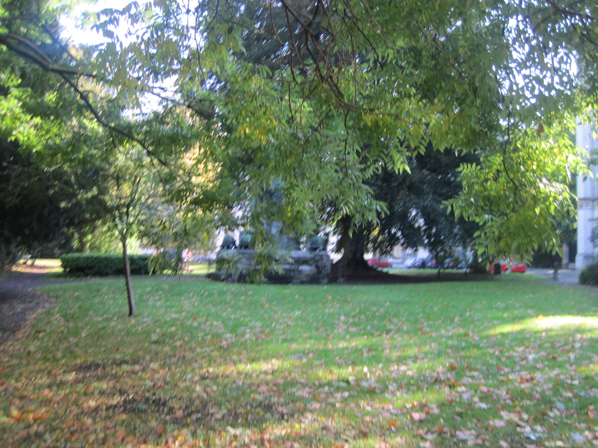 Lichtrijk, ruim 2-slp-appartement aan St-Anna-plein. 