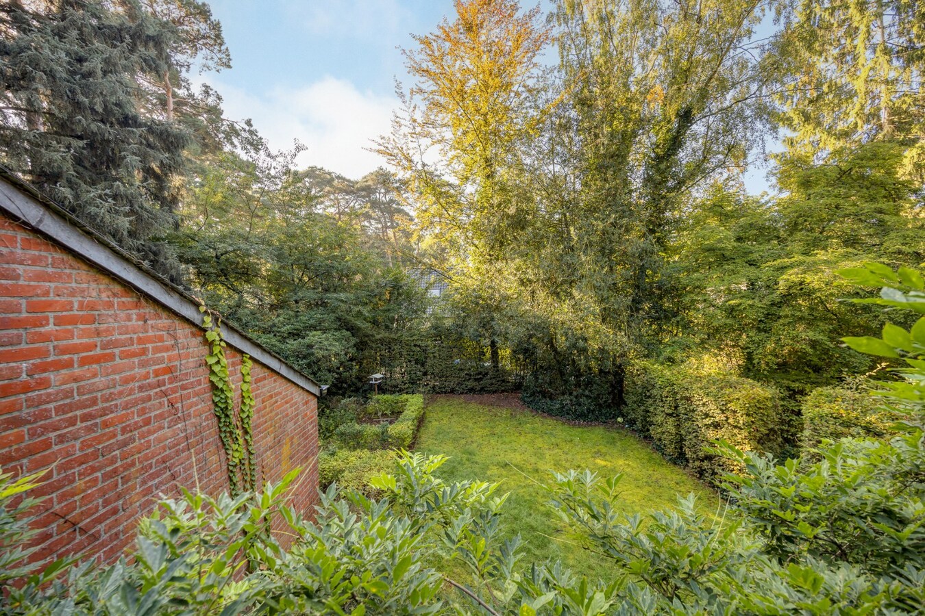 Te renoveren villa met 5 slaapkamers en prachtige tuin op toplocatie 