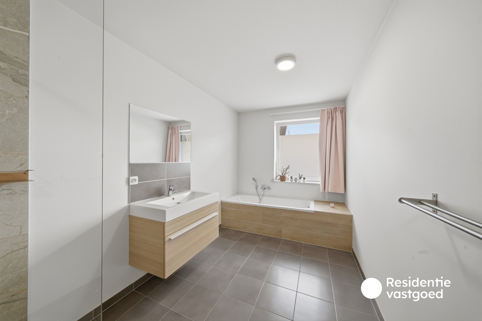 Recente en instapklare woning met 3 slaapkamers, garage en tuin te Zandvoorde! 