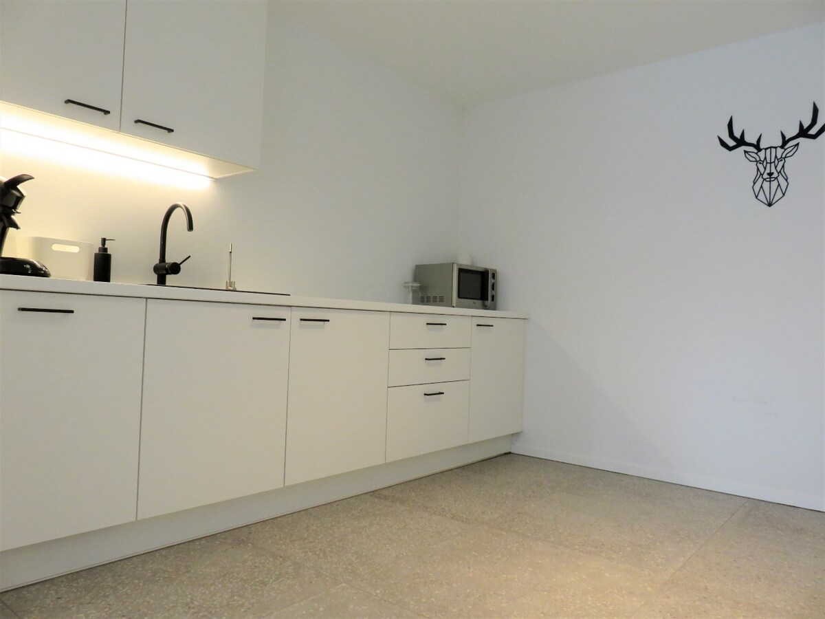 "Modern commercieel kantoor in Hasselt | Volledig gerenoveerd in 2018. 