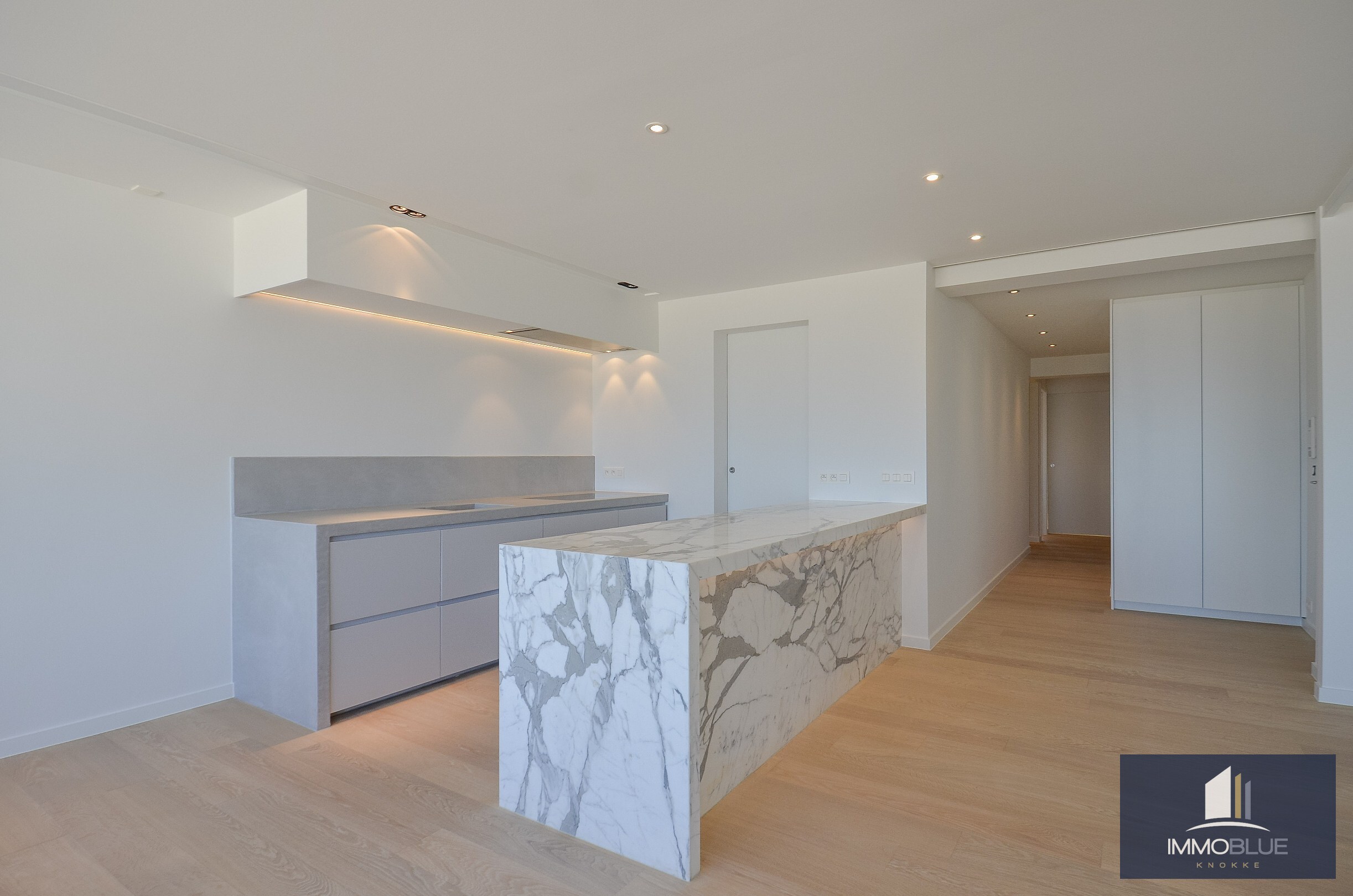 Exclusief – Stijlvol volledig gerenoveerd appartement met frontaal zeezicht. 