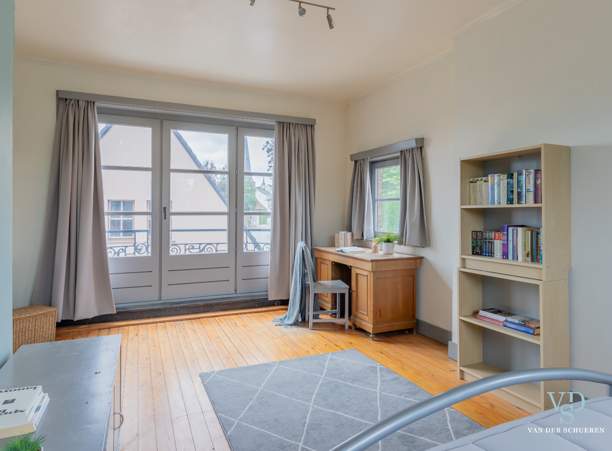 Authentieke herenwoning met atelier / bureau's. 