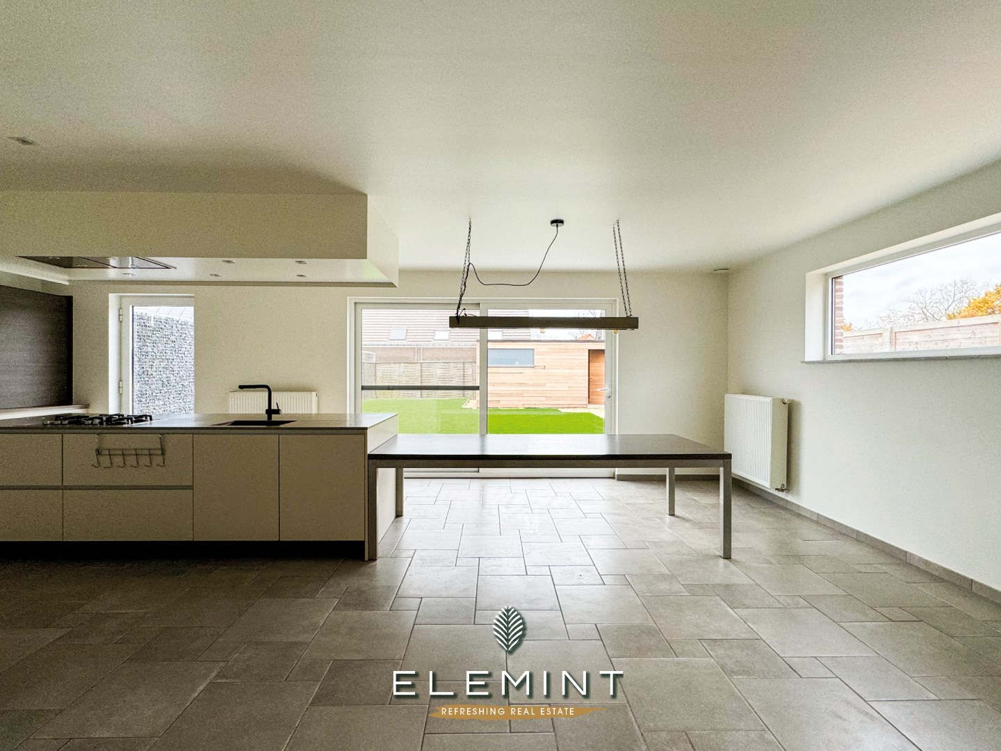 Rekkem. Ruime halfopen woning met 5 slaapkamers, tuin &amp; garage 