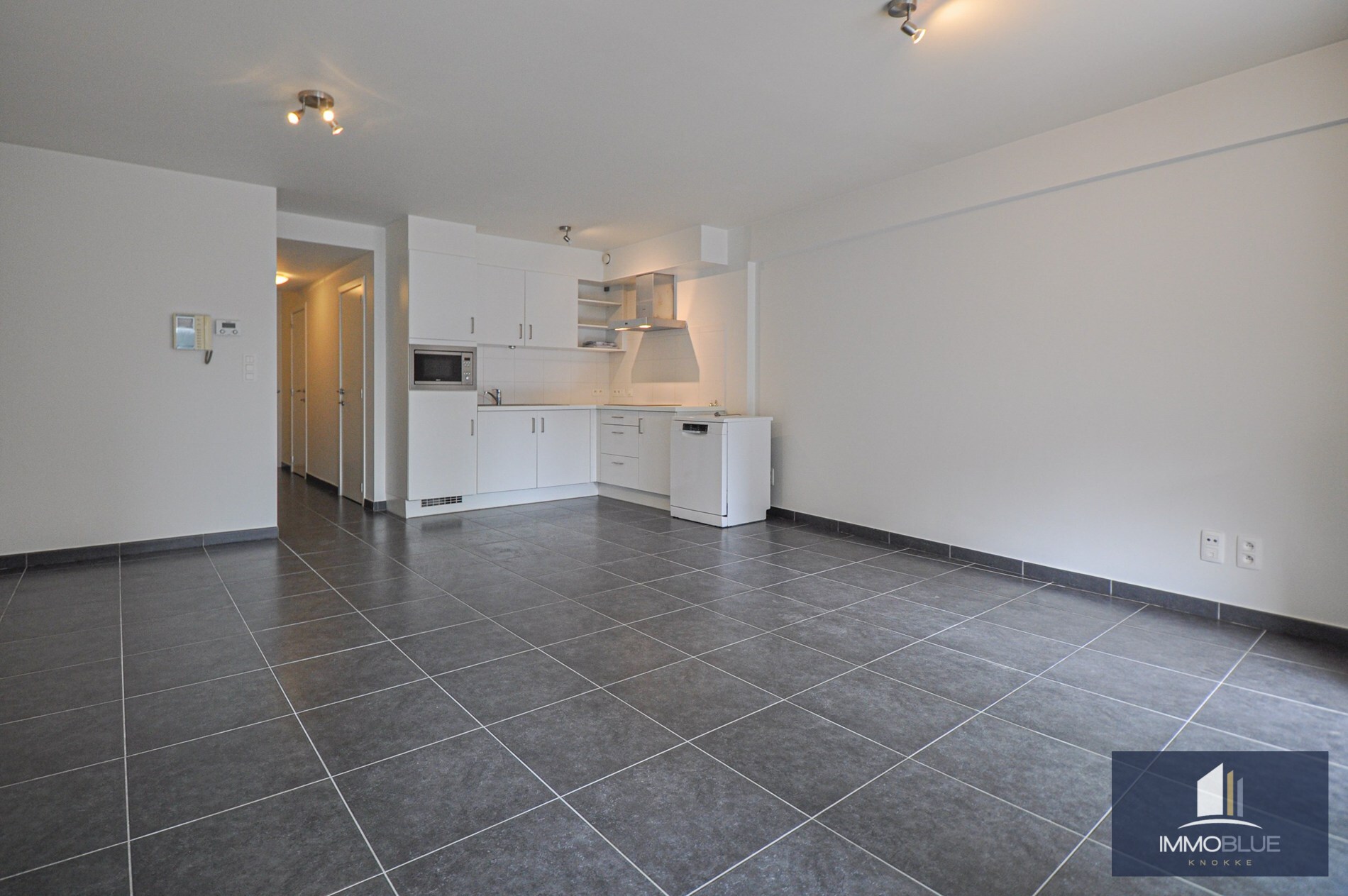 Appartement idéalement situé avec vue partielle sur la mer et sur le centre commercial. 