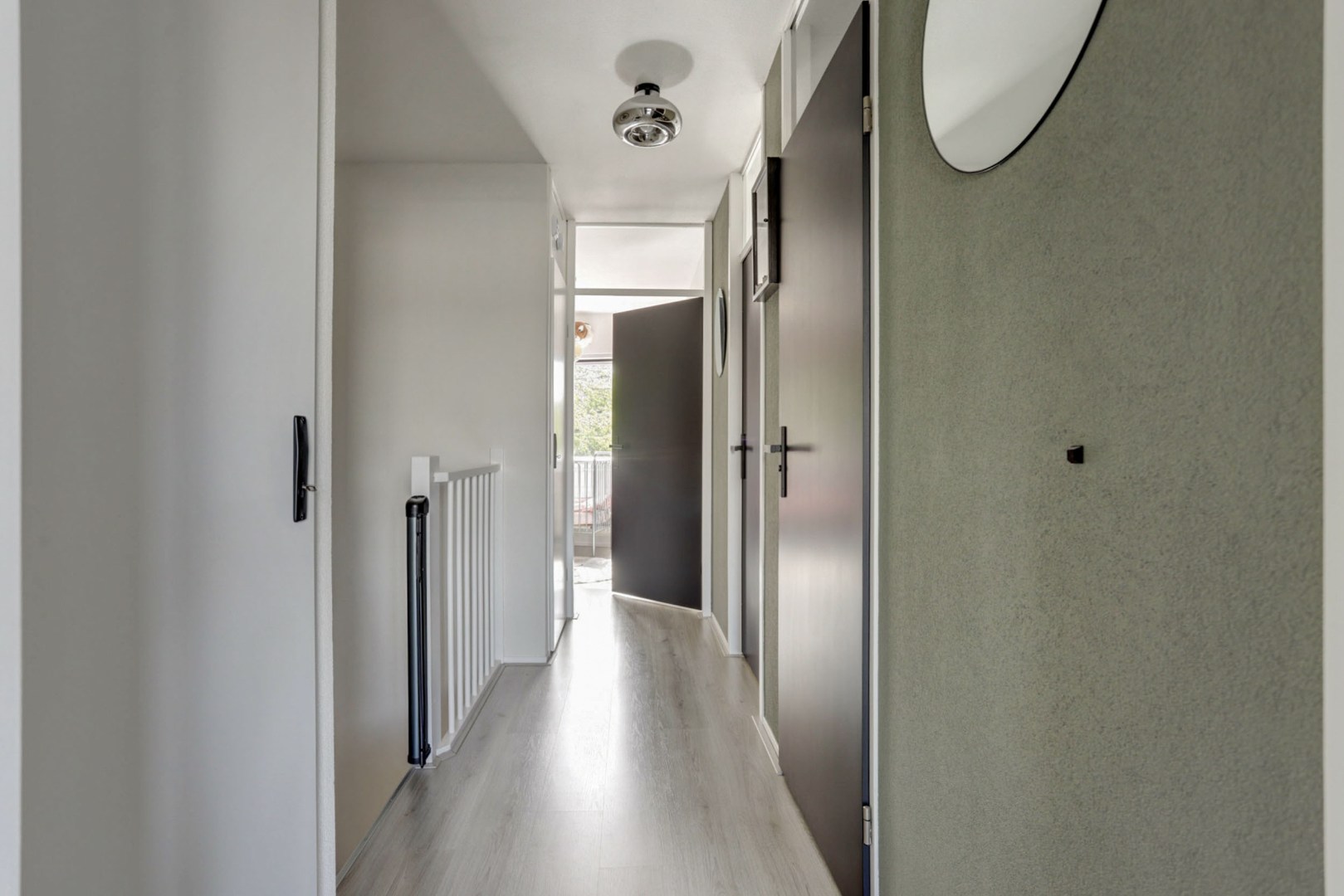 Energiezuinige (A-label) en uitstekend onderhouden 4-kamer tussenwoning met voor- en achtertuin met houten berging! 