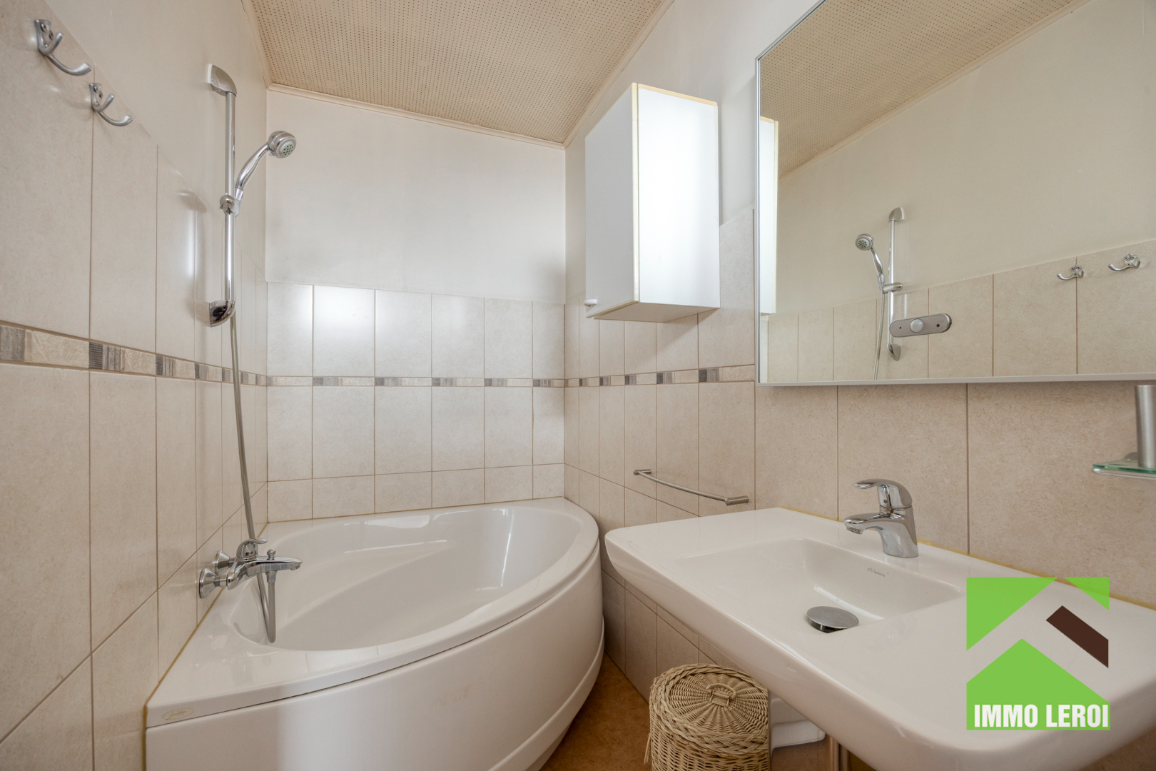 Badkamer met hoekbad