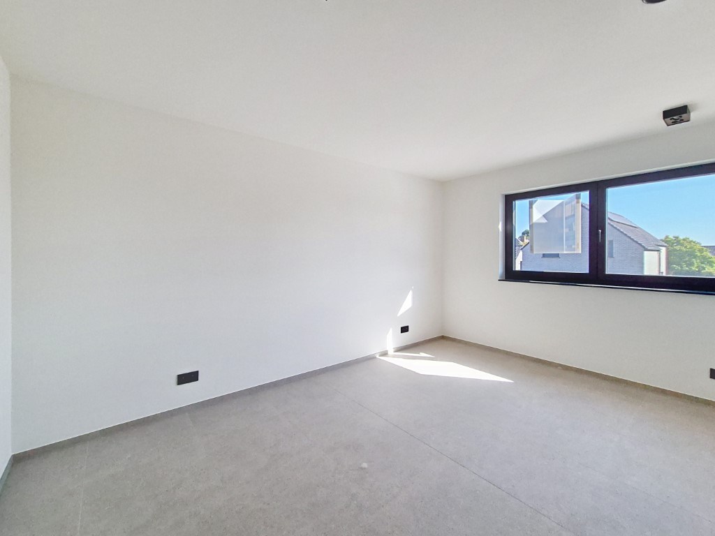 Nieuwbouwwoning met 3 slpk en polyvalente ruimte 