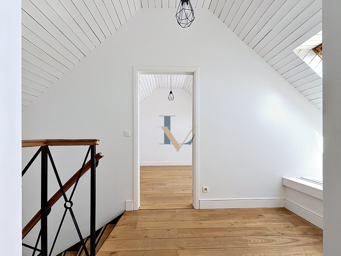 Instapklaar duplex appartement met 2 slpk. en 2 bdks. en mooi terras. 