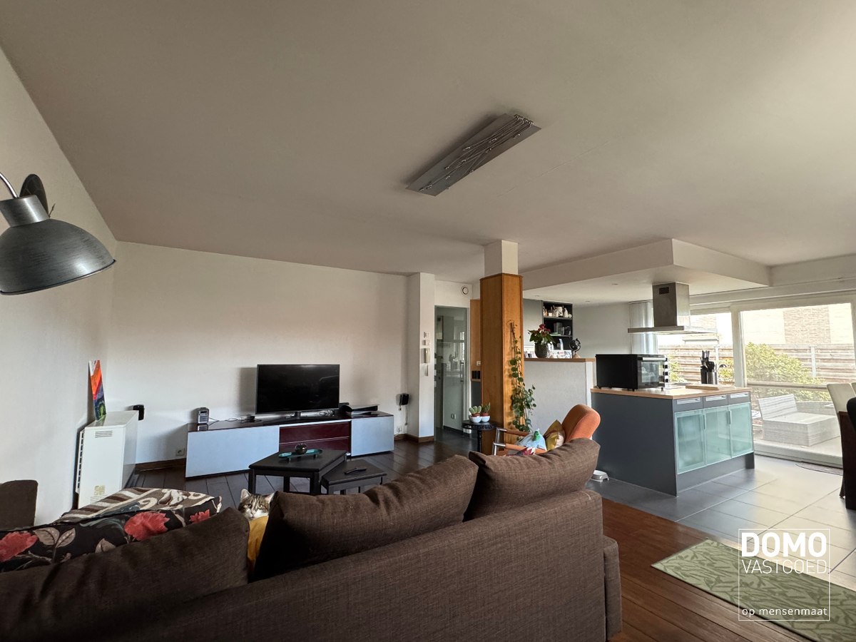 RUIM GELIJKVLOERS APPARTEMENT MET 2 SLAAPKAMERS, INLOOPDRESSING, PRIVATIEF TERRAS EN PARKEERPLAATS IN DIEPENBEEK 
