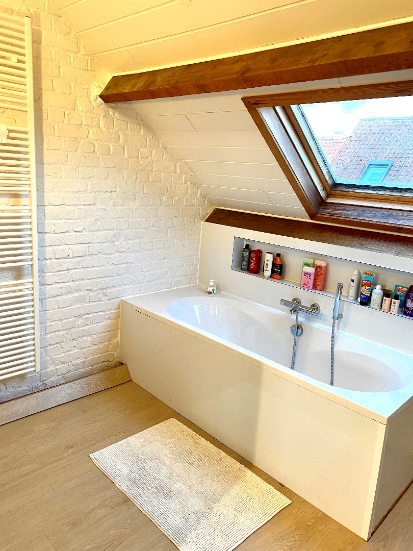 Up-to-date en bijzonder ruime gezinswoning met garage te Zwevegem 