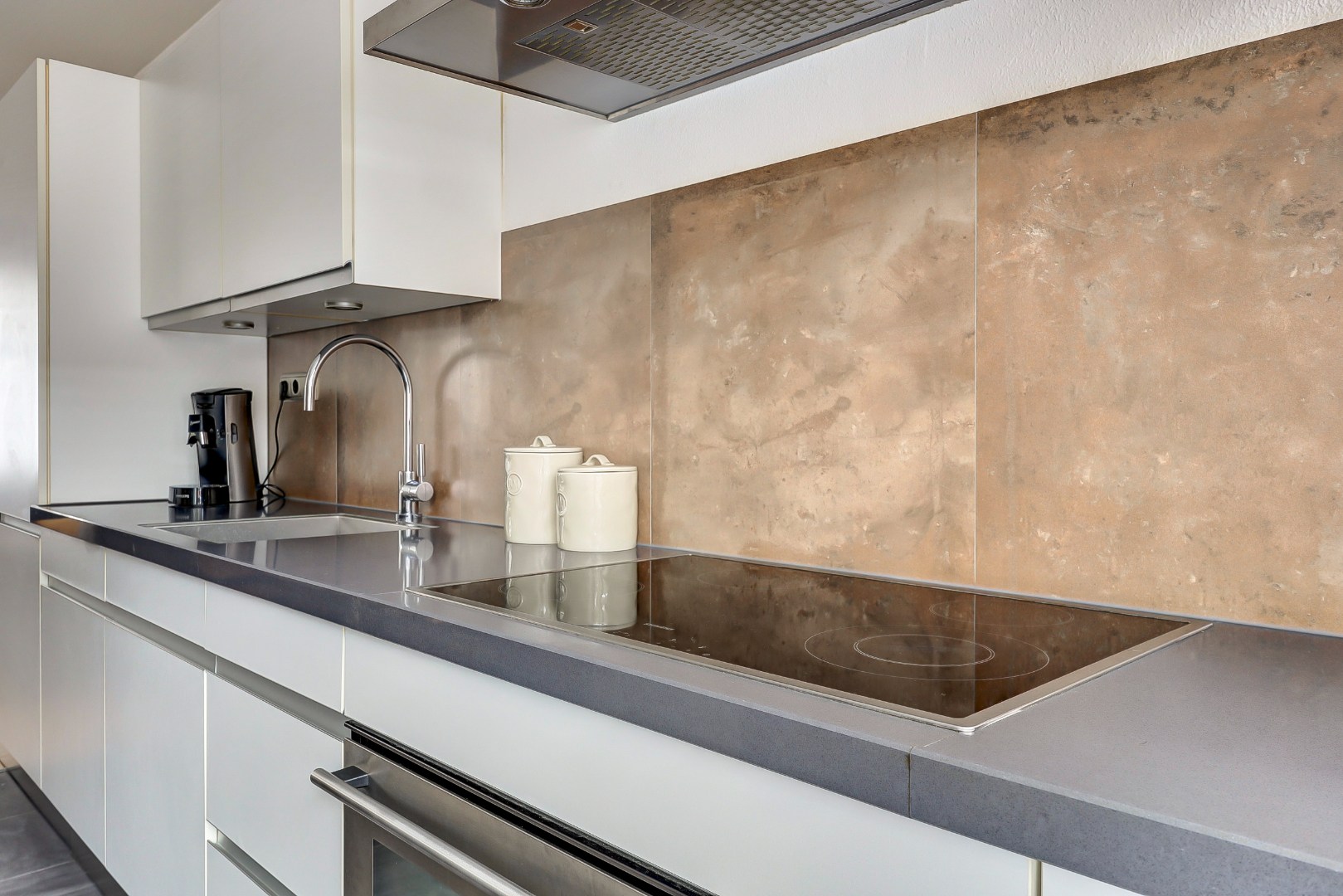 Instap klaar en moderne 4-kamer hoekwoning met 3 ruime slaapkamers, fraaie keuken en badkamer, onderhoudsvriendelijke tuin en gelegen op eigen grond. 