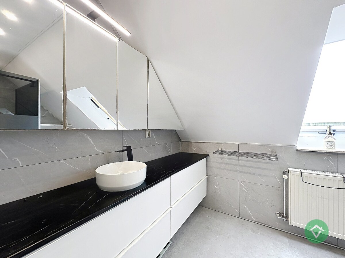 Statige gezinswoning met zonnige tuin, drie slaapkamers en topligging in Leke 