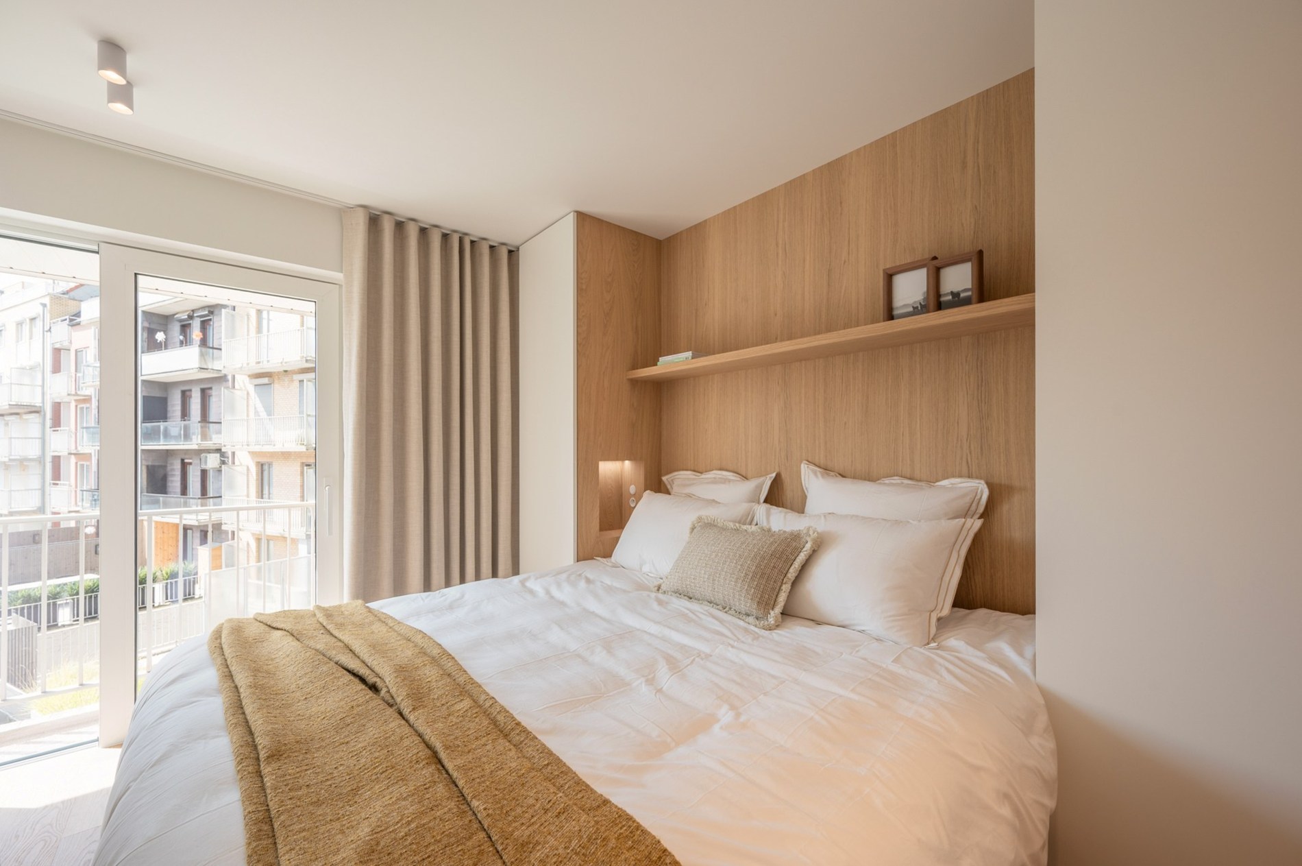 Appartement exclusivement rénové avec 3 chambres à vendre près de la plage d'Albert et de la place de la Lumière. 