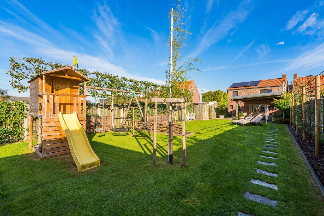 Rustige gelegen, vrijstaande woning met ruime nieuwbouwgarage 