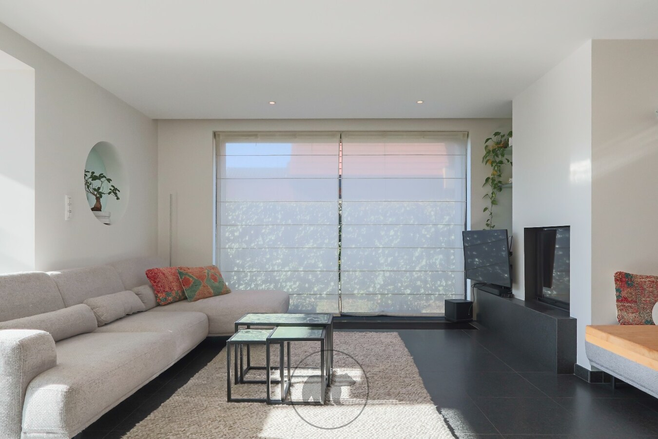 Instapklare en voortreffelijke gezinswoning, zuidgerichte tuin en 4 garageboxen 