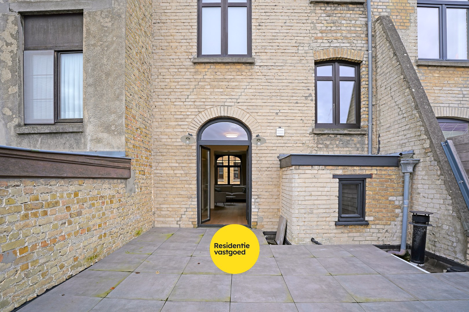 Gerenoveerde herenhuis (2025) in winkelstraat van Nieuwpoort-stad op 161 m². 