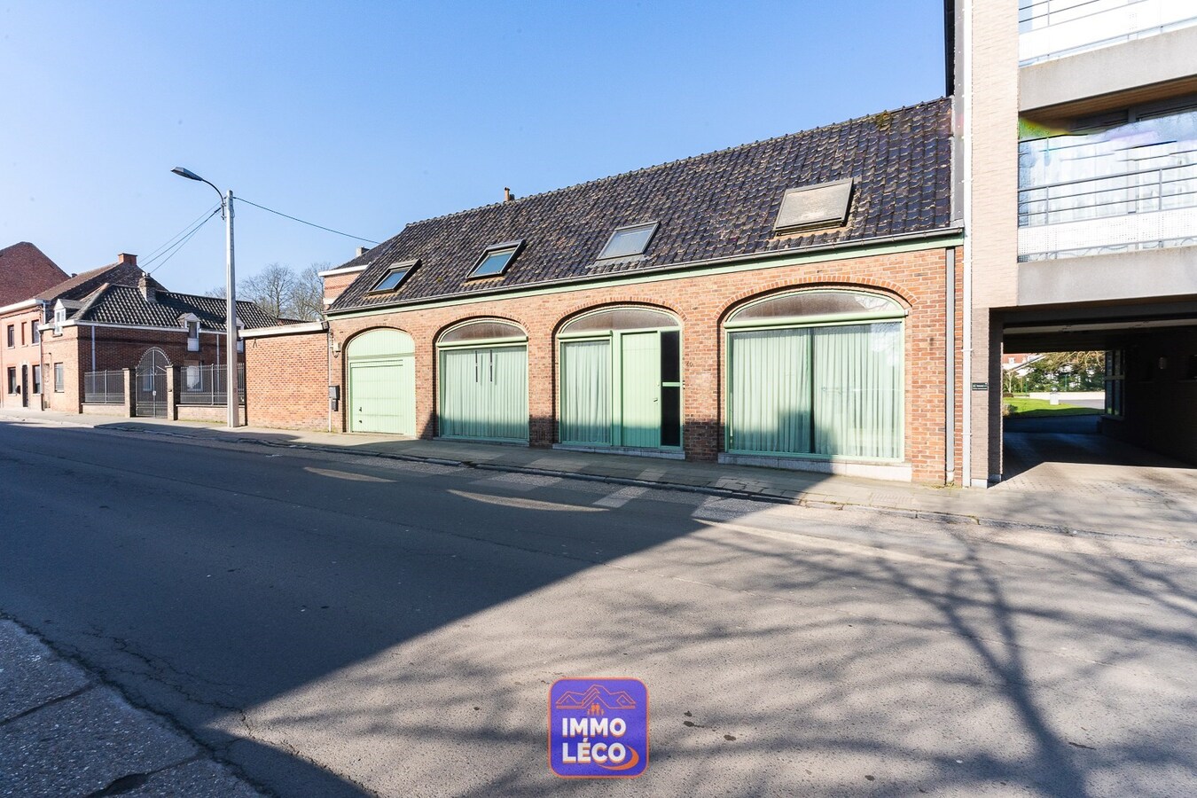 Maison érigée sur 1695m² avec cabinet médical &amp; double garage, EXCELLENT POTENTIEL 