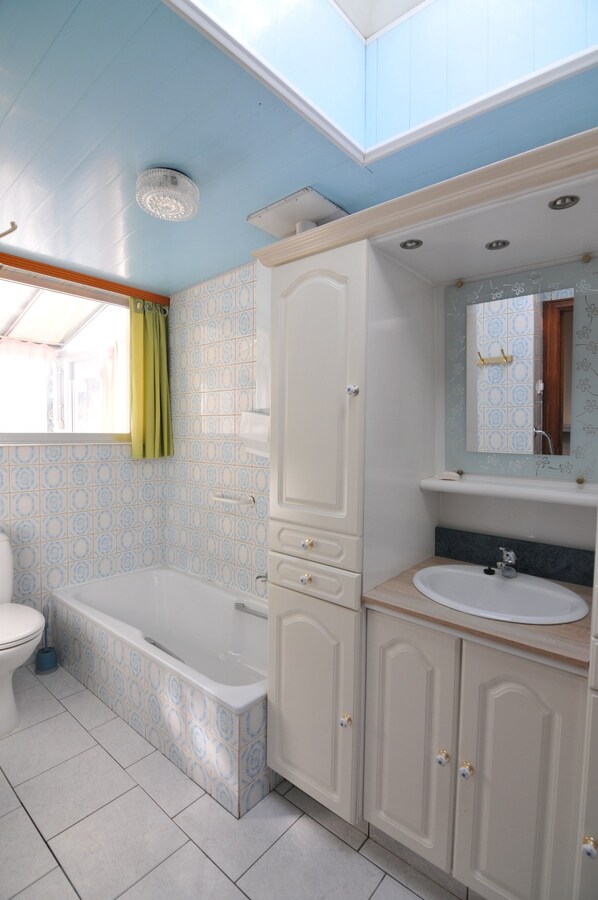 Rijwoning met garages in rustige omgeving 