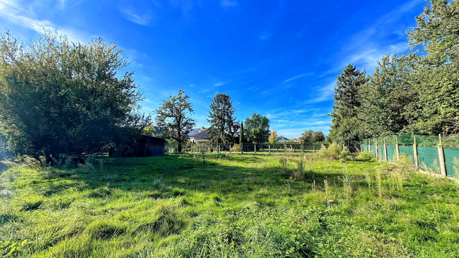 Te renoveren gezinswoning op royaal perceel van 1441 m² in rustige woonwijk 