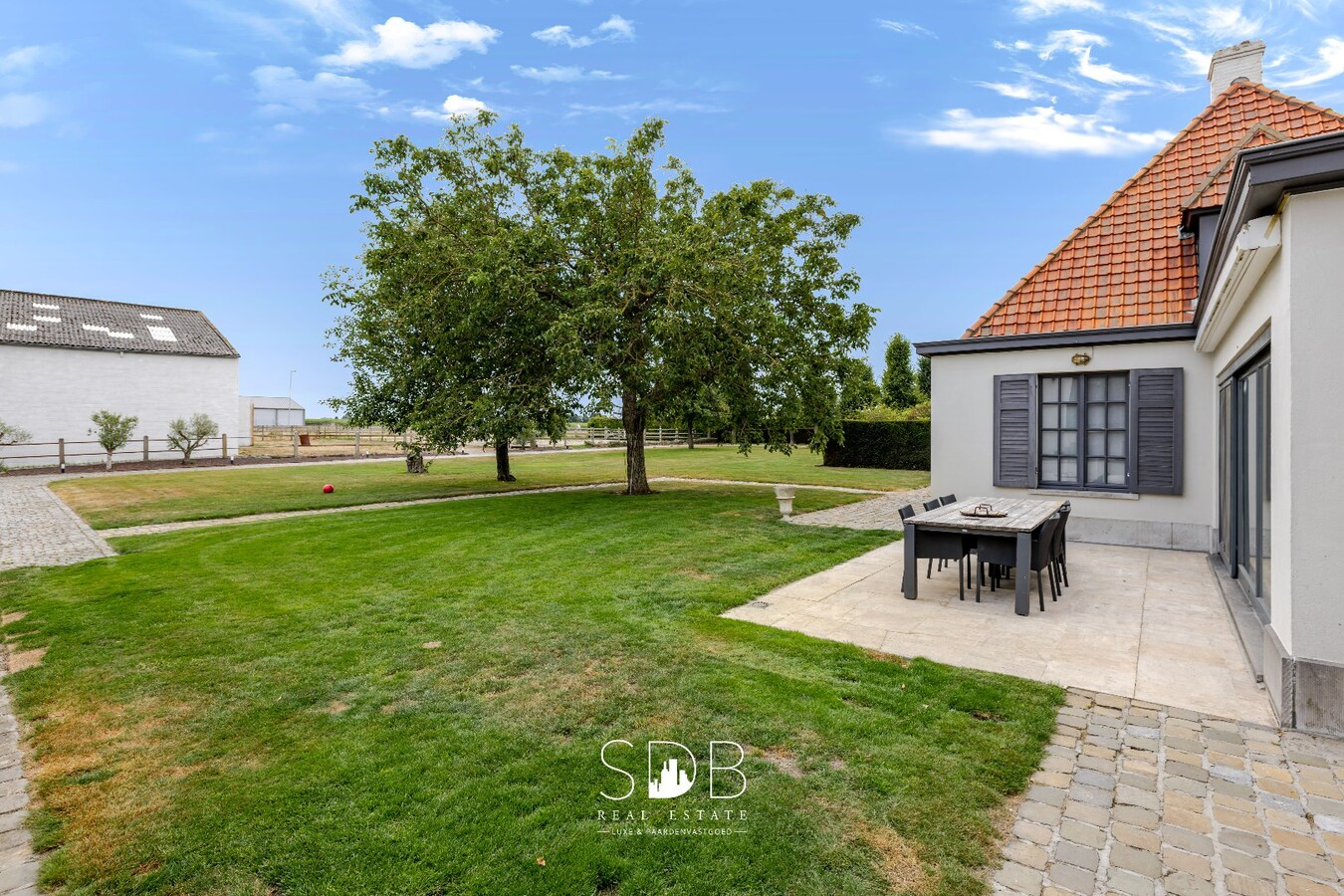 Landelijke villa met bijgebouwen en graslanden op 23.740m² 