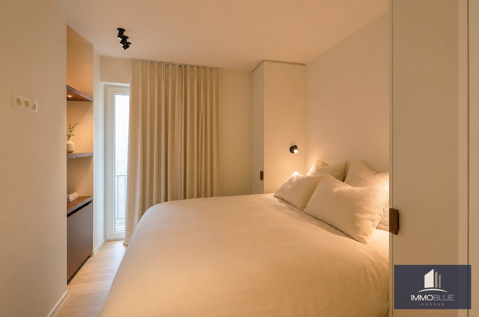 Appartement prestigieux entièrement rénové et fini avec des matériaux de haute qualité, situé à proximité de la place du Triangle. 