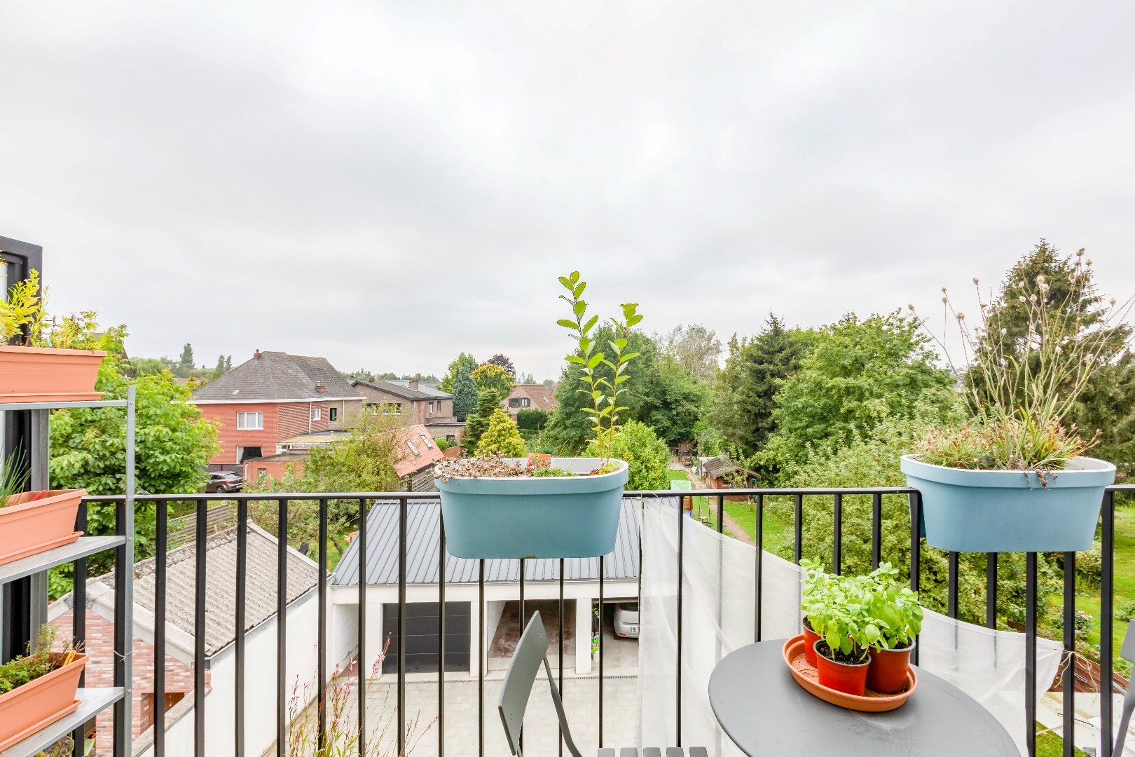 Instapklaar 2 slp. appartement met terras en grote gemeenschappelijke tuin. 