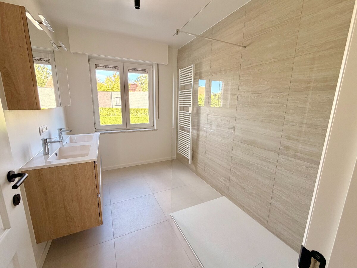 Volledig gerenoveerd en instapklaar appartement van 100 m² met grootte leefruimte en terras — centrum Bonheiden 