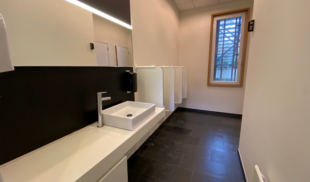 Ingedeelde kantoorruimte te huur aan oprit E40 in Sint-Denijs-Westrem