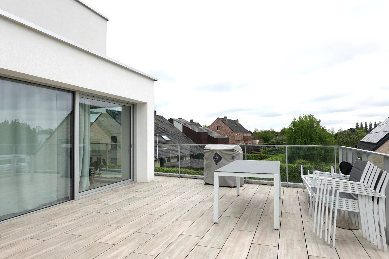 Kwalitatief nieuwbouwappartement met enorm terras en garagebox 