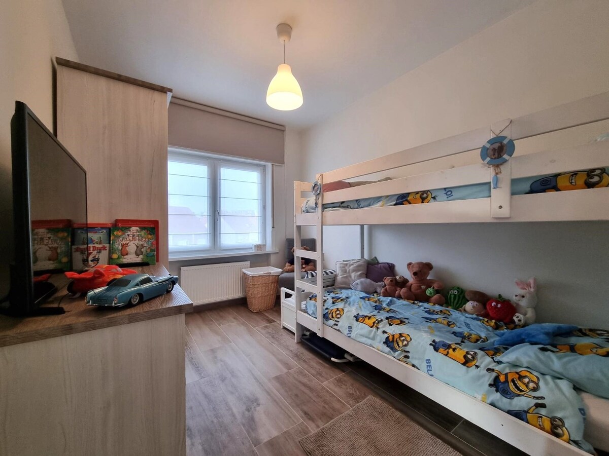 Knap gerenoveerd, zeer lichtrijk hoekappartement te Heist 