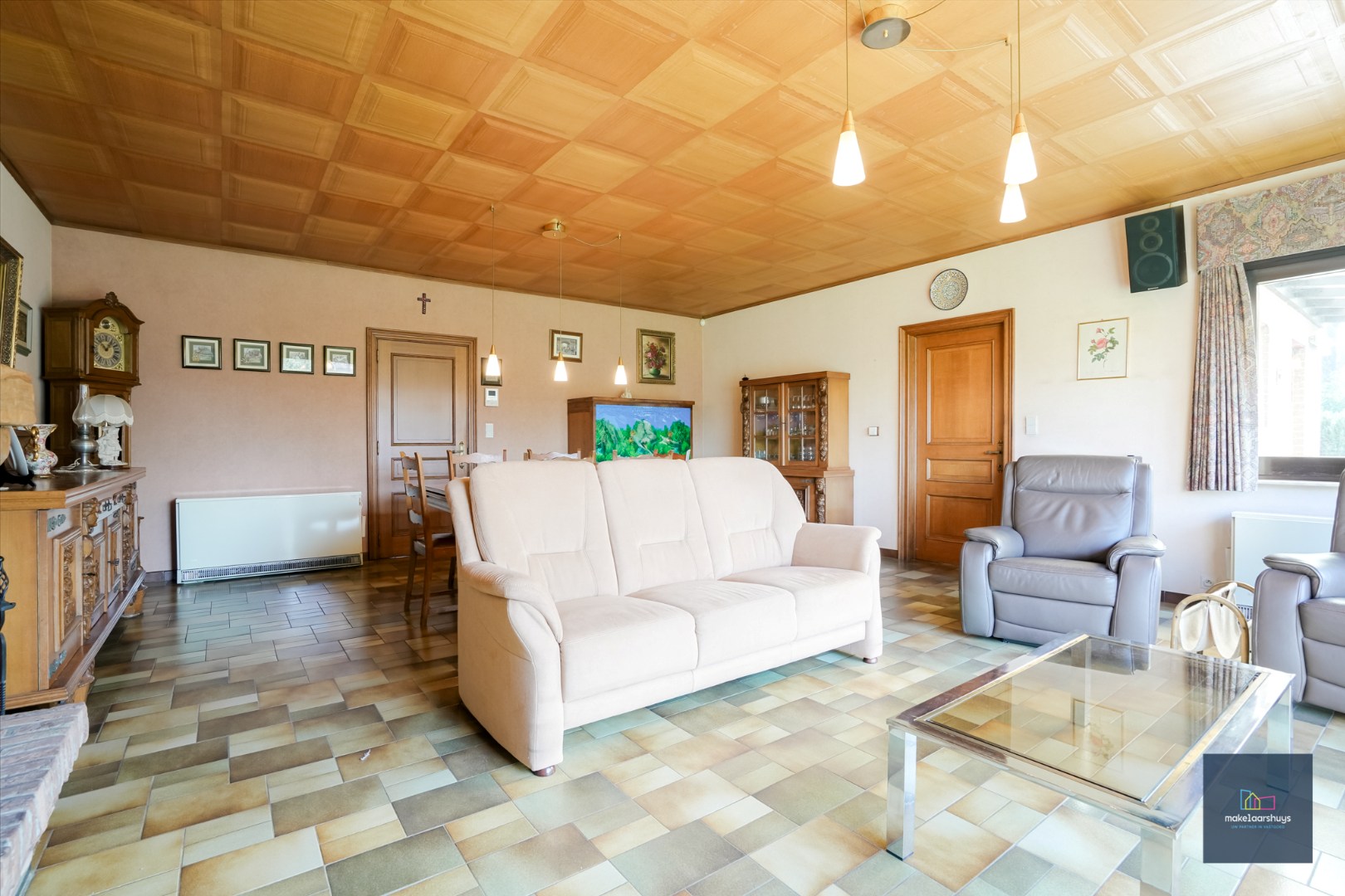 Ruime bungalow met garage op 1980m² grond 