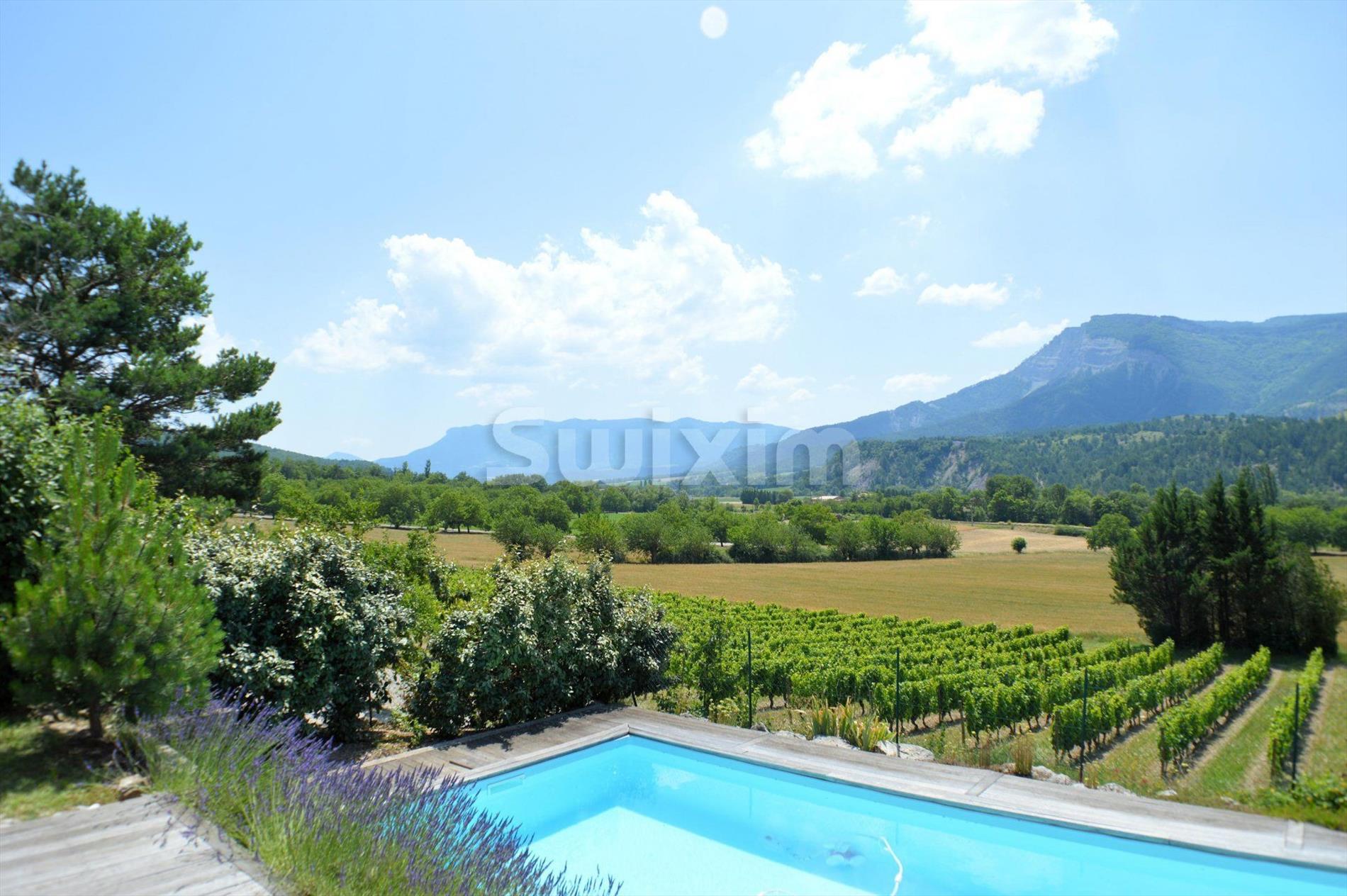 Eigentijdse villa omringd door wijngaarden 