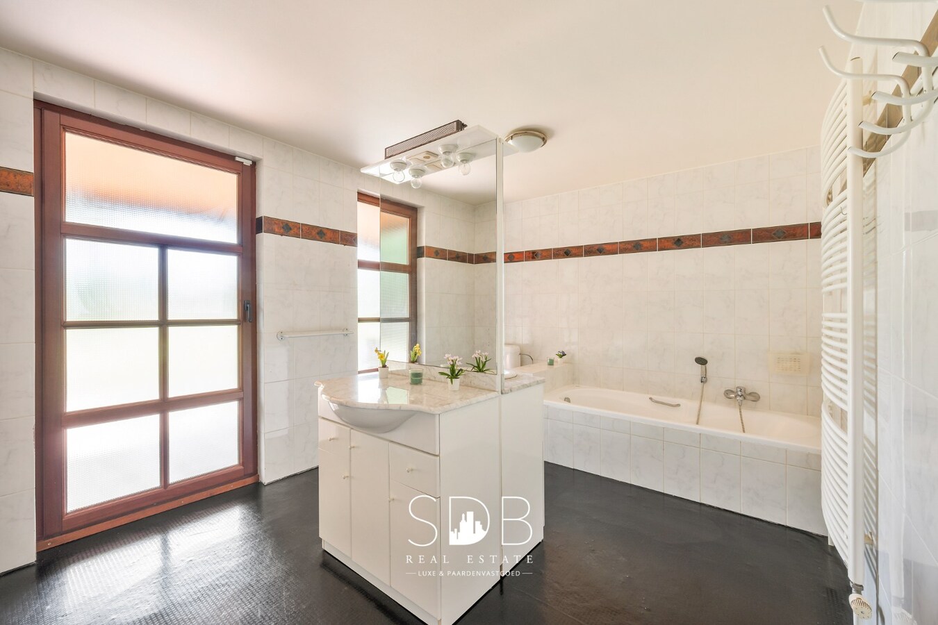 Hedendaagse villa met gezinstuin en graslanden op 7.496m² 