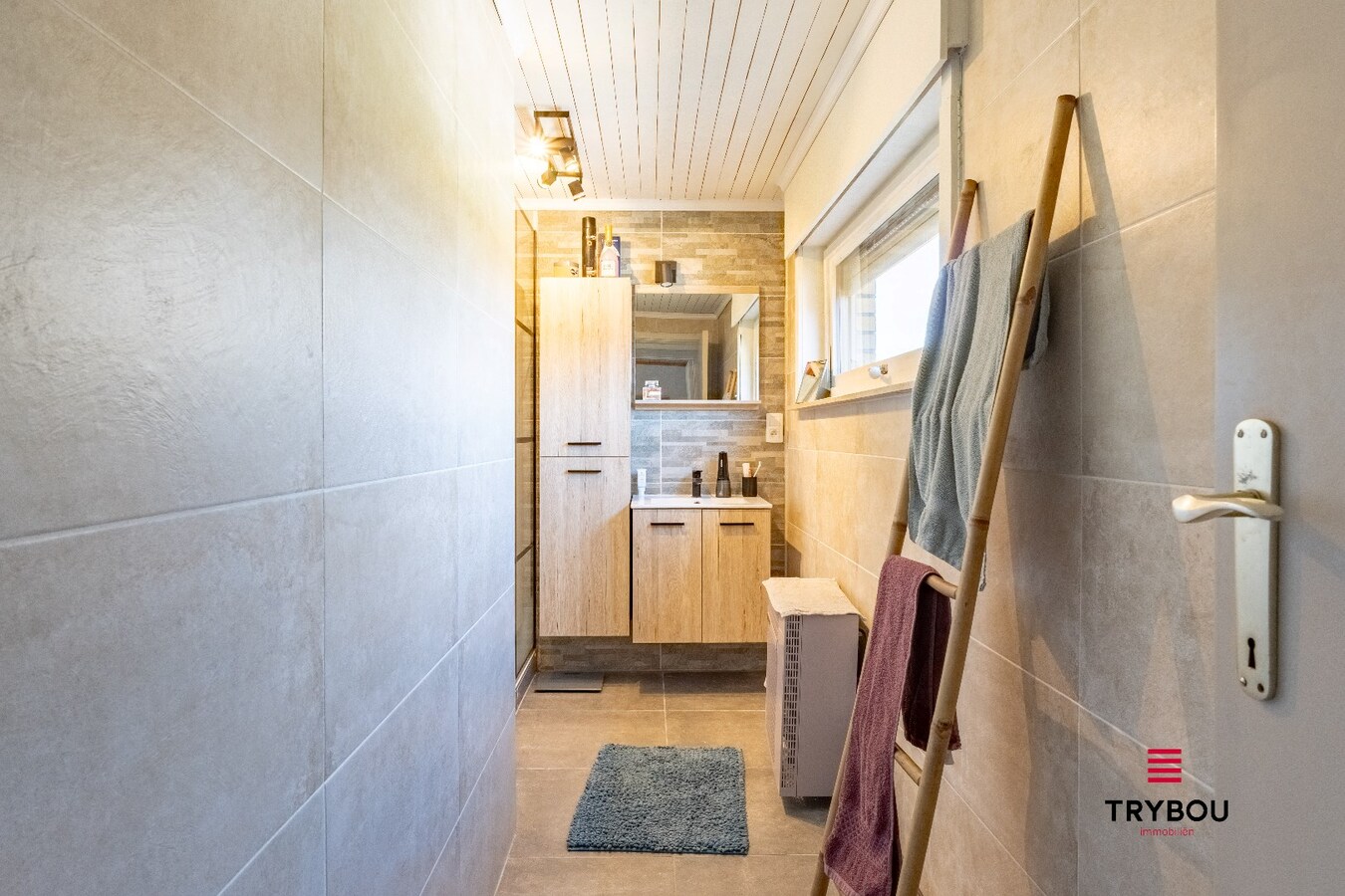 Instapklare gezinswoning met garage en prachtige tuin in rustige straat 